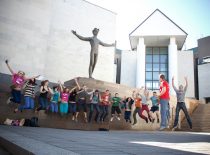 Į orą pašokę studentai prie M. Žilinsko dailės galerijos.