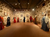 Viduramžių vyrų ir moterų drabužių ekspozicija muziejuje.