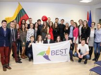 Studentai konferencijų salėje laikantys Lietuvos ir „BEST Kaunas“ vėliavas.