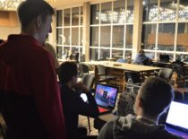 Studentai dirbantys kompiuteriais
