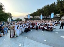 KTU tautinio meno ansamblis „Nemunas“ Dainų šventės metu, pozuoja prieš objektyvą su tautiniais kostiumais