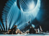 KTU šokių studija „Modance“ pasirodymo metu, didelėje scenoje su ryškiu apšvietimu