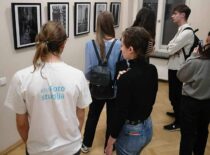KTU Foto studijos dalyviai apžiūrinėja studentės sukurtą parodą