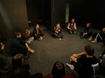KTU teatro studijos „44“ repeticijos užkulisiai, kai visi nariai sėdi rate ir aptarinėja svarbius kolektyvo klausimus
