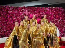 KTU šokių studija „Modance“ šokėjos, po pasirodymo, apsirengusios auksinės spalvos, blizgančias sukneles