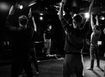 KTU teatro studijos „44“ nariai repeticijos metu atlieka šokį