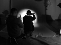 KTU Foto studijos nariai užsiėmimo metu derina tamsius tonus fotosesijai