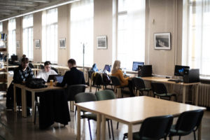 KTU bibliotekoje studentai mokosi prie stalų ir kompiuterių.