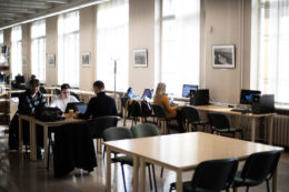 KTU bibliotekoje studentai mokosi prie stalų ir kompiuterių.