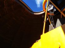 Vaizdas į dangų iš observatorijos, šone matomas geltonas teleskopo fragmentas.