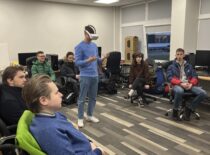 Studentai lankosi VR laboratorijoje