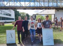 Penki studentai stovi studentų miestelyje