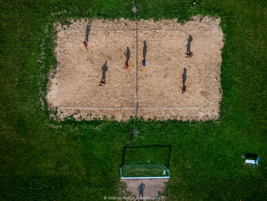 Žmonės žaidžia paplūdimio tinklinį, vaizdas iš viršaus