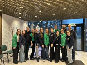 KTU meno kolektyvų vizitas į senelių namus