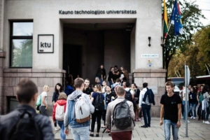 Šiandien paskelbtame „QS World University Rankings: Europe 2026” (QS WUR Europe) reitinge Kauno technologijos universitetas (KTU) trečius metus iš eilės stiprino savo pozicijas ir užėmė 243-ąją vietą, patekdamas tarp 250 stipriausių Europos regiono aukštojo mokslo institucijų (iš 958 reitinguotų aukštųjų mokyklų). KTU taip pat užėmė 94-ąją vietą tarp stipriausių Šiaurės Europos universitetų. Šiemet reitinguota beveik 40 proc. daugiau institucijų nei pernai, o pirmą kartą į reitingą įtrauktų institucijų skaičius – 291. Šis reitingas – regioninis Europos universitetų reitingas, kurį rengia „QS World University Rankings“ (QS WUR). Jis skirtas vertinti ir palyginti Europos aukštojo mokslo institucijų kokybę ir veiklą regioniniu, o ne pasauliniu mastu pagal šiam regionui pritaikytus kriterijus (pvz., tarptautinių mainų studentų skaičių, tarptautinę studentų įvairovę). Baltijos šalių universitetų kontekste KTU užėmė ketvirtą vietą po Tartu universiteto, Vilniaus universiteto ir Talino technologijos universiteto, ir antrą vietą tarp Baltijos šalių techniškųjų universitetų po Talino technologijos universiteto. „Šiais metais didžiausius balus gavome tokiuose rodikliuose kaip išvykstančių mainų studentų skaičius (91,2 balo), tvarumas (80,8 balo), atvykstančių mainų studentų skaičius (75 balo) ir tarptautiniai mokslinių tyrimų tinklai (58,3 balo). Per 44 pozicijas pakilome išvykstančių mainų studentų skaičiaus rodiklyje ir per 27 vietas – tvarumo rodiklyje. Tai rodo, kad KTU ne tik sparčiai tarptautiškėja, bet ir kartu su visais Europos universitetais ryžtingai žengia pirmyn mūsų visų planetai kritiškai svarbiu tvarumo keliu“, – pasakoja KTU Strategijos stebėsenos ir kokybės skyriaus projektų vadovė Agnė Latvelė. Šiandien paskelbtame „QS World University Rankings: Europe 2026” (QS WUR Europe) reitinge Kauno technologijos universitetas (KTU) trečius metus iš eilės stiprino savo pozicijas ir užėmė 243-ąją vietą, patekdamas tarp 250 stipriausių Europos regiono aukštojo mokslo institucijų (iš 958 reitinguotų aukštųjų mokyklų). KTU taip pat užėmė 94-ąją vietą tarp stipriausių Šiaurės Europos universitetų. Šiemet reitinguota beveik 40 proc. daugiau institucijų nei pernai, o pirmą kartą į reitingą įtrauktų institucijų skaičius – 291. Šis reitingas – regioninis Europos universitetų reitingas, kurį rengia „QS World University Rankings“ (QS WUR). Jis skirtas vertinti ir palyginti Europos aukštojo mokslo institucijų kokybę ir veiklą regioniniu, o ne pasauliniu mastu pagal šiam regionui pritaikytus kriterijus (pvz., tarptautinių mainų studentų skaičių, tarptautinę studentų įvairovę). Baltijos šalių universitetų kontekste KTU užėmė ketvirtą vietą po Tartu universiteto, Vilniaus universiteto ir Talino technologijos universiteto, ir antrą vietą tarp Baltijos šalių techniškųjų universitetų po Talino technologijos universiteto. „Šiais metais didžiausius balus gavome tokiuose rodikliuose kaip išvykstančių mainų studentų skaičius (91,2 balo), tvarumas (80,8 balo), atvykstančių mainų studentų skaičius (75 balo) ir tarptautiniai mokslinių tyrimų tinklai (58,3 balo). Per 44 pozicijas pakilome išvykstančių mainų studentų skaičiaus rodiklyje ir per 27 vietas – tvarumo rodiklyje. Tai rodo, kad KTU ne tik sparčiai tarptautiškėja, bet ir kartu su visais Europos universitetais ryžtingai žengia pirmyn mūsų visų planetai kritiškai svarbiu tvarumo keliu“, – pasakoja KTU Strategijos stebėsenos ir kokybės skyriaus projektų vadovė Agnė Latvelė. „QS WUR Europe 2026“ reitingai: KTU trečius metus iš eilės kyla – šuolis tarptautiškume ir tvarume