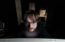 KTU teatro studija „44“ kviečia į spektaklį „A“, tyrinėjantį atjautos ribas