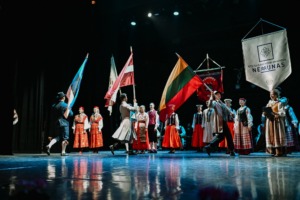 KTU tautinio meno ansamblis „Nemunas“ Meno kolektyvo nariai, kartu su kitais šokėjais iš Latvijos ir Estijos, stovi ant scenos laikydami savo šalių valstybines vėliavas