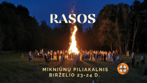 Miško viduryje, tamsoje, laužas, aplinkai susirinkę didelę minia žmonių ir apsupę laužą.