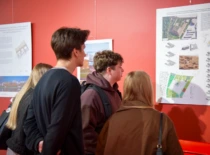 Merginos ir vaikinai prekybos centre apžiūrinėja KTU architektūros magistrų baigiamųjų darbų parodą