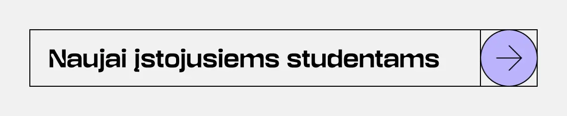 Reklaminis baneris, vaizduojantis studentą laboratorijoje prie mikroskopo, su tekstu &bdquo;Naujai įstojusiems studentams&ldquo; ir violetiniu rodyklės mygtuku. Nukreipia į puslapį su daugiau informacijos naujai įstojusiems KTU studentams.