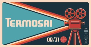 Senas raudonas kino projektorius, kuriame rodomas geltonas tekstas mėlyname fone, apačioje matoma data ir kompaso logotipas.