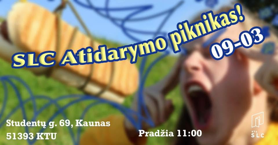 SLC atidarymo piknikas 2026 Pirmame plane geltonas ir baltas tekstas apvestas mėlynu kontoru. Antrame plane rėkiantis jaunuolis,