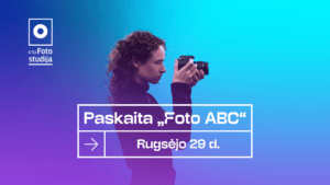 Paskaita „Foto ABC“ Mergina fotografuoja fotoaparatu