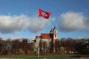 Lukiškių gatvė Vilniuje, matomas Vytis, pakabintas ant stiebas, fone pastatas