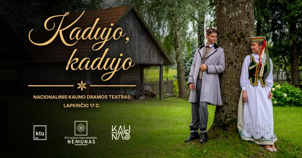 Vaikinas ir mergina su tautiniais kostiumais stovi prie medžio