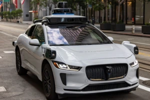 Baltas autonominis automobilis gatvėje
